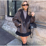 Frau trägt Nevada Luxe Winterjacke in Dunkelbraun auf der Straße
