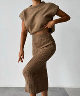 Ribbed Elegance zweiteiliges Set Damen aus ärmellosem Top und Rippstrick-Midirock am Modell