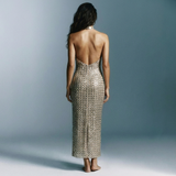 Rückansicht des Nude Maxi Kleids mit offenen Rücken