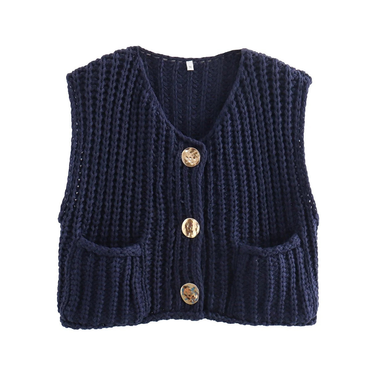 KnitCharm Strickweste – Detailaufnahme der goldenen Knöpfe