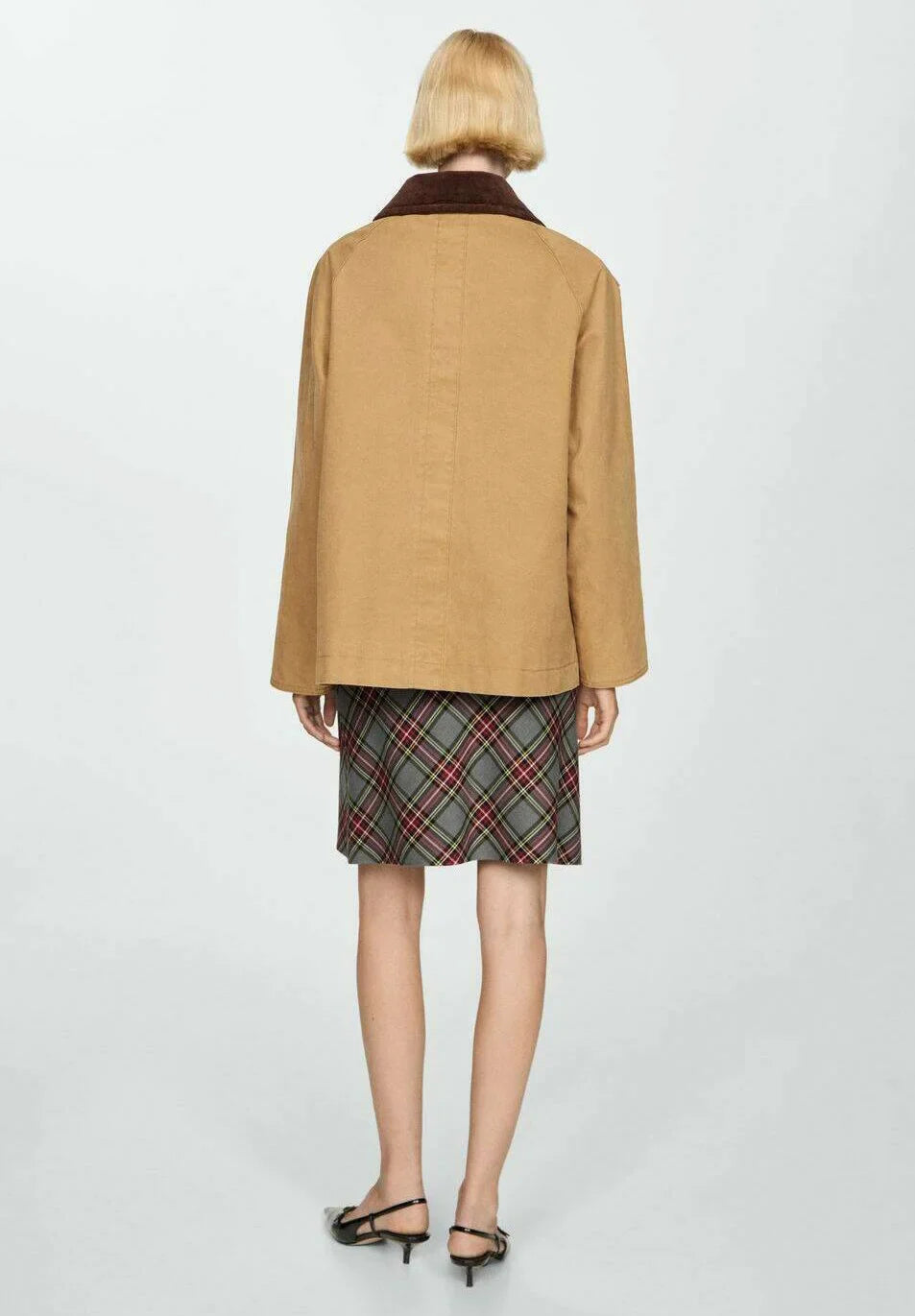 damen outfit camel workwear jacke mit kariertem rock streetstyle