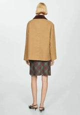 damen outfit camel workwear jacke mit kariertem rock streetstyle