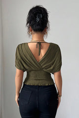 Celestine drapierte Bluse in Bordeaux mit femininem V-Ausschnitt