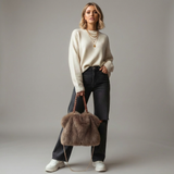 Fiora Fluff Bag | Luxuriöse Fluffy Handtasche mit Geflochtenem Henkel & Kette