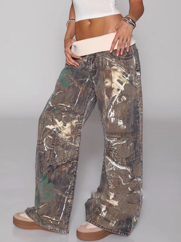 Baggy Camouflage Jeans Damen kombiniert mit Crop Top Streetstyle Outfit