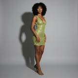 vollständiges outfitfoto goldgrünes mini pailletten kleid mit high heels