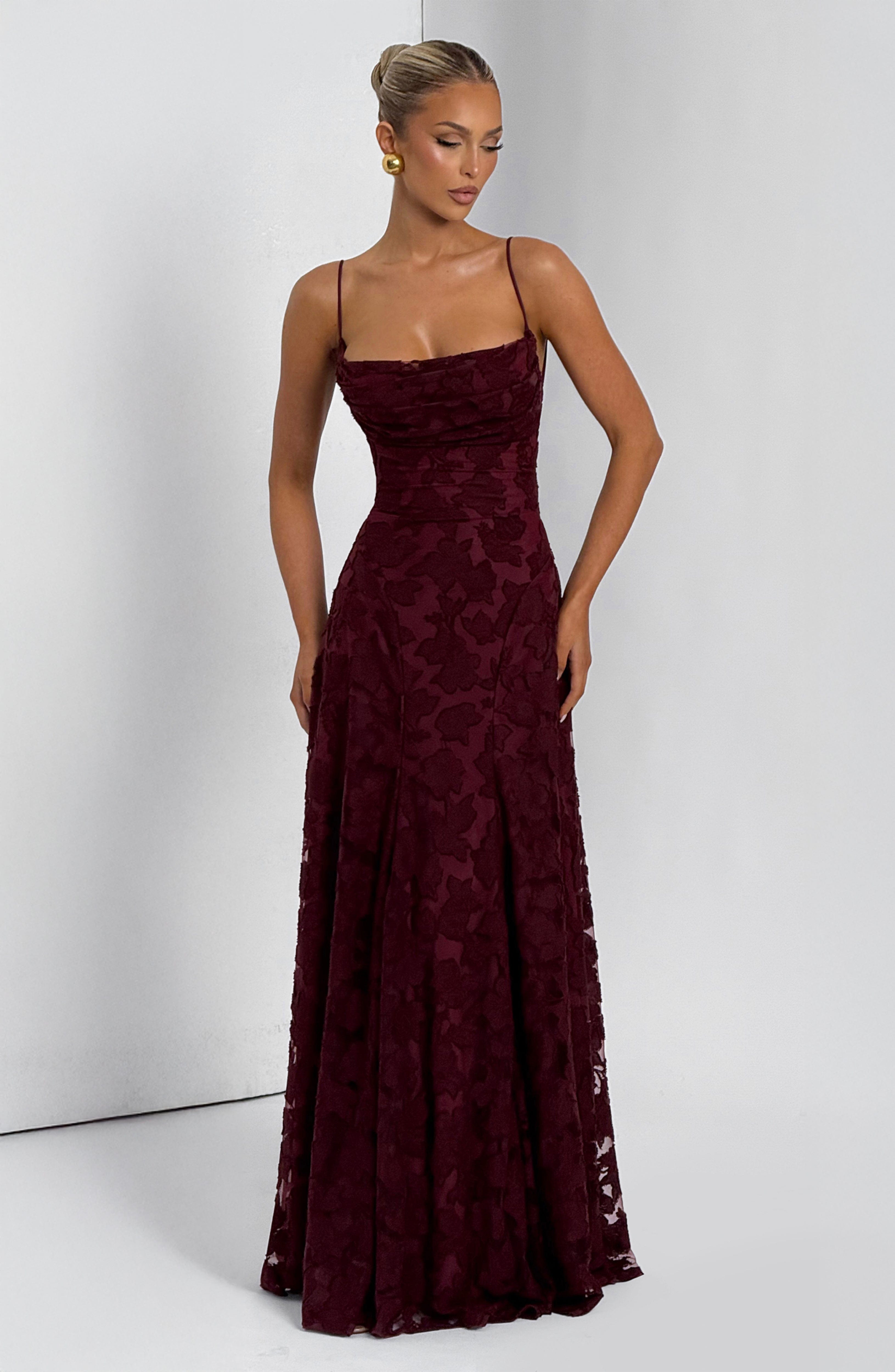 Bordeauxrotes virales Kleid mit Rückenausschnitt und Schnürdetail, TikTok Trend