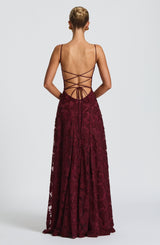 Bordeauxrotes virales Kleid mit Rückenausschnitt und Schnürdetail, TikTok Trend
