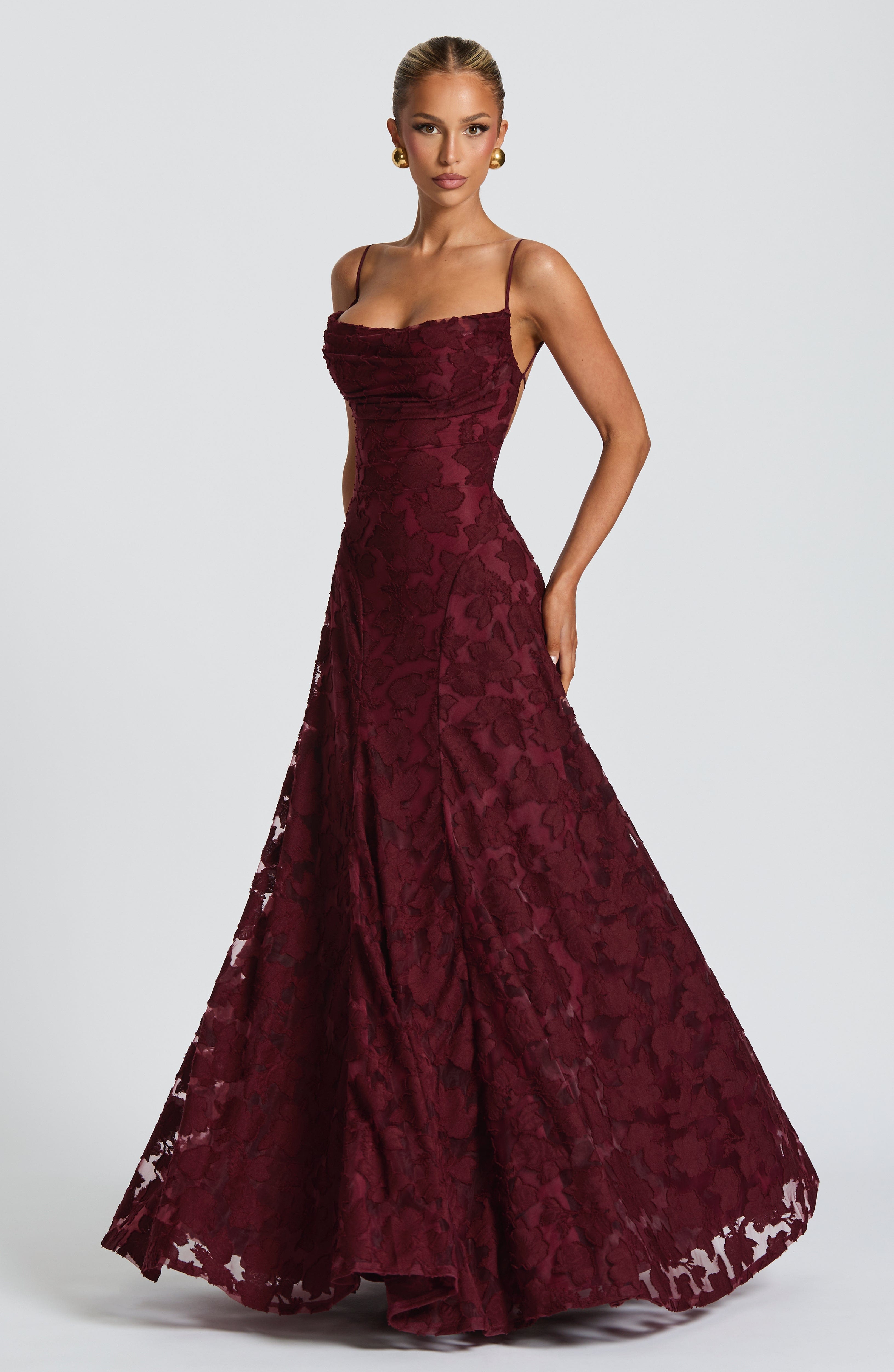 Nahaufnahme bordeauxrotes virales Maxikleid mit Blumenstruktur und geradem Ausschnitt