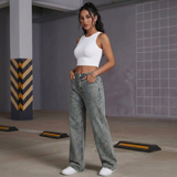 Vorderansicht einer grauen High Waist Wide Leg Jeans mit weitem Bein