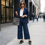 Detailaufnahme eines Damen Loafers mit Schleife aus veganem Leder
