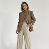 Modell trägt Serenelle Karo-Blazer in Braun mit Stehkragen, kombiniert mit Beige-Hose, eleganter Frontview