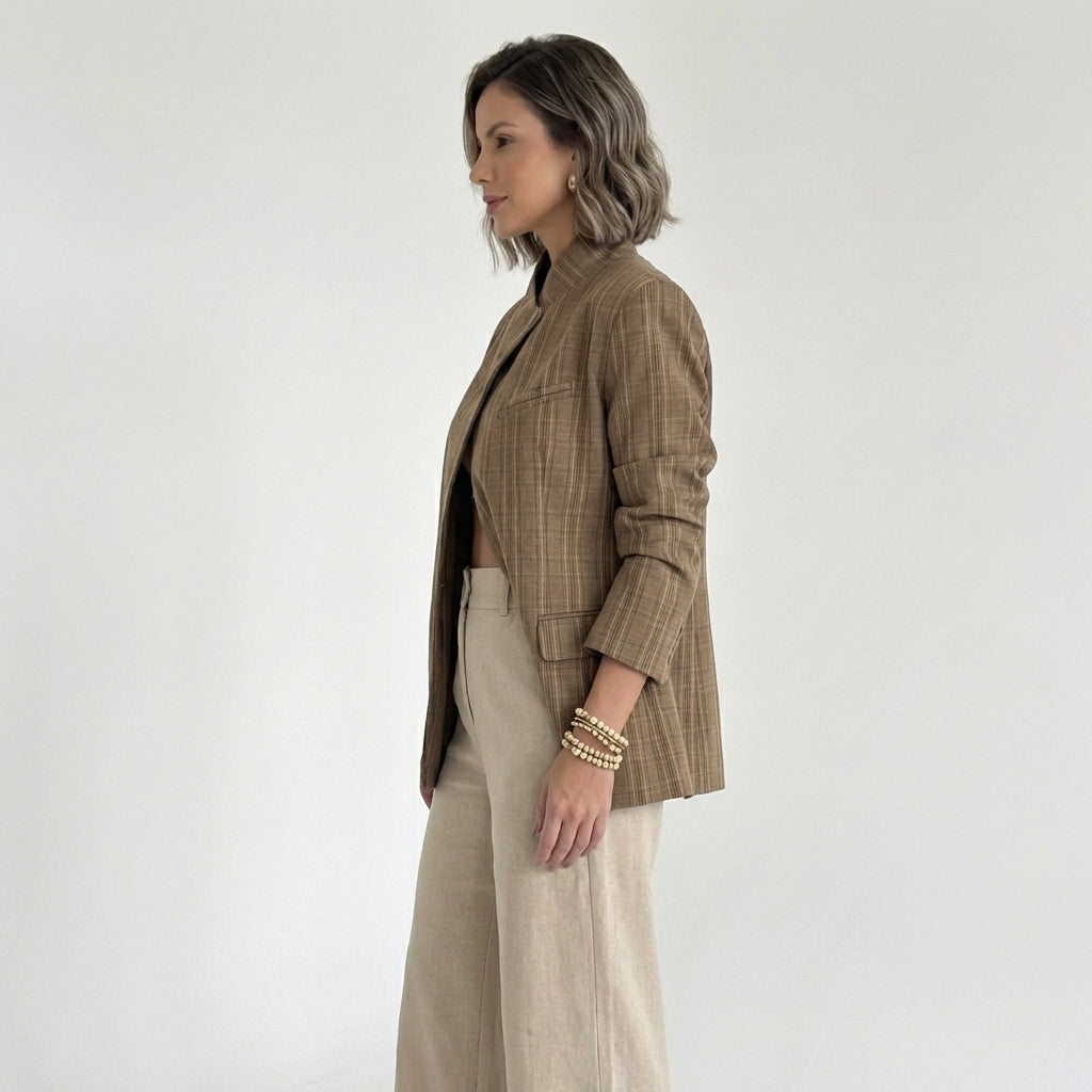 Modell in Serenelle Karo-Blazer Braun – Lookbook-Aufnahme mit Outfit-Styling