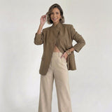 Modell in Serenelle Karo-Blazer Braun – weitere Pose mit Detail des Karomusters