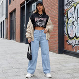 Modell in Lunira Wide-Leg-Jeans Hellblau – weitere Lookbook-Pose