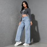 Modell in Lunira Wide-Leg-Jeans Hellblau – weitere Streetstyle-Aufnahme