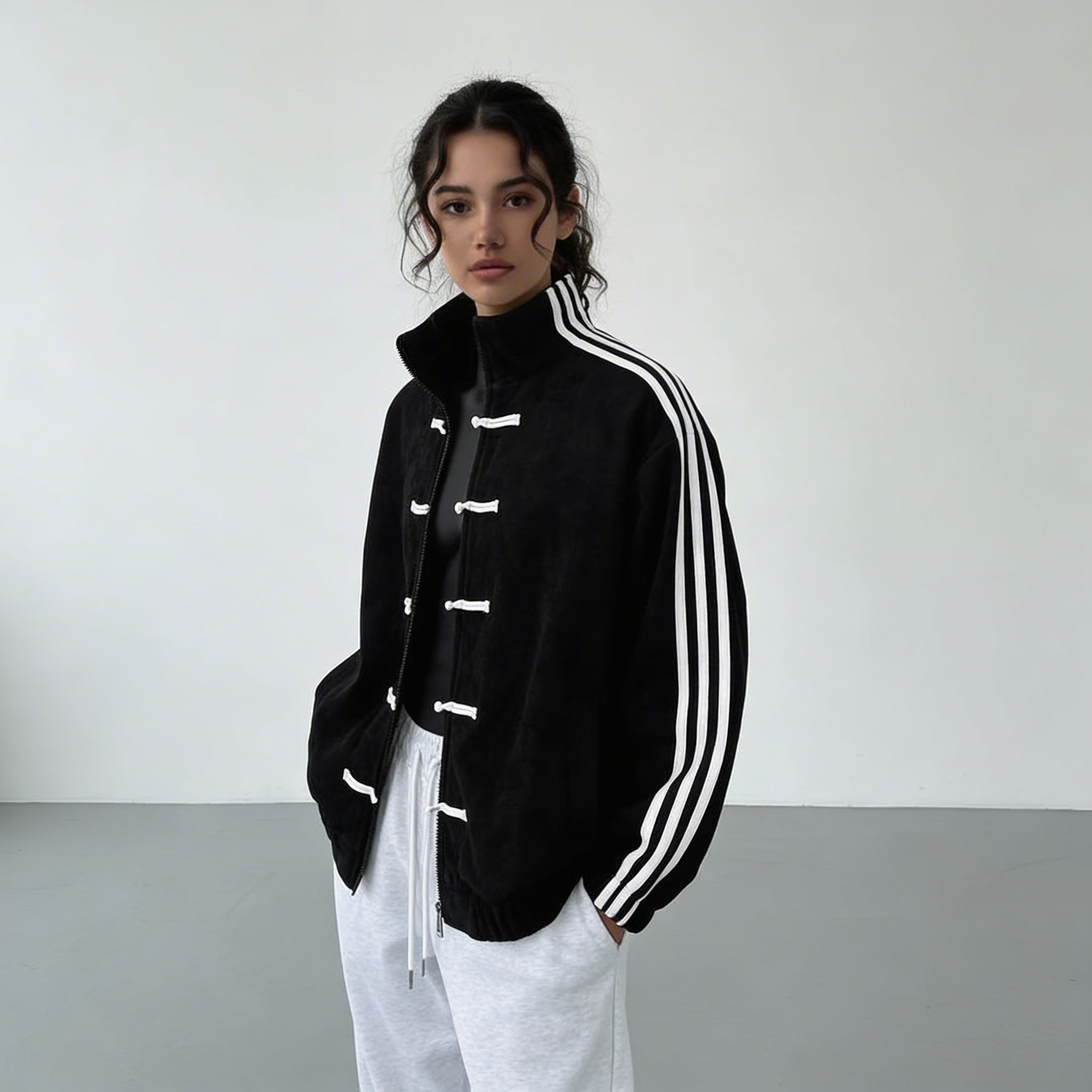 Yúmei Track Jacket | Retro-Sportjacke mit Knopfdetails mit Schlaufen