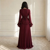 Modell in Elysera Maxikleid Bordeaux – Detailansicht der Rüschen-Schicht und langen Ärmel