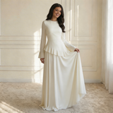 Modell in Elysera Maxikleid Creme – zweite Pose mit Detailansicht der Rüschen