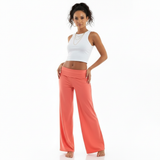 Modell in Aveline Wide-Leg-Hose Koralle und weißem Crop-Top, hoher Bund in der Frontansicht