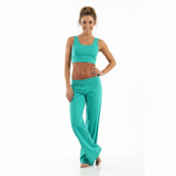 Modell in Aveline Wide-Leg-Hose Mintgrün und Sport-BH, Frontansicht mit Hand auf der Hüfte