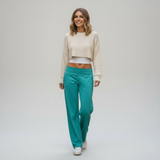 Modell in Aveline Wide-Leg-Hose Mintgrün und crèmefarbenem Oversized-Pullover, Casual-Look Frontansicht