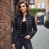 Denimjacke von Talaine im Military-Look am Model getragen