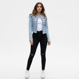 Military-Jeansjacke von Talaine mit Zierknoepfen im Detail
