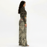 Modell in Zavelle Camouflage Wide-Leg-Jeans, Seitenansicht mit Crop-Top