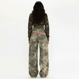Modell in Zavelle Camouflage Wide-Leg-Jeans, Rückansicht mit Crop-Camo-Top