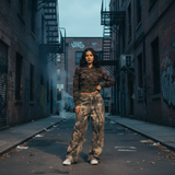 Modell in Zavelle Camouflage Wide-Leg-Jeans, urbaner Streetstyle-Look in Hinterhof mit Graffiti