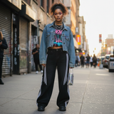 Modell trägt Nyvra Baggy Jeans in Schwarz mit Denim-Jacke, Streetstyle-Look auf Stadtstraße