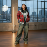 Modell trägt Rivara Streetstyle-Hoodie mit roter Karo-Front und grauen Ärmeln, Streetwear-Look mit Baggy-Jeans