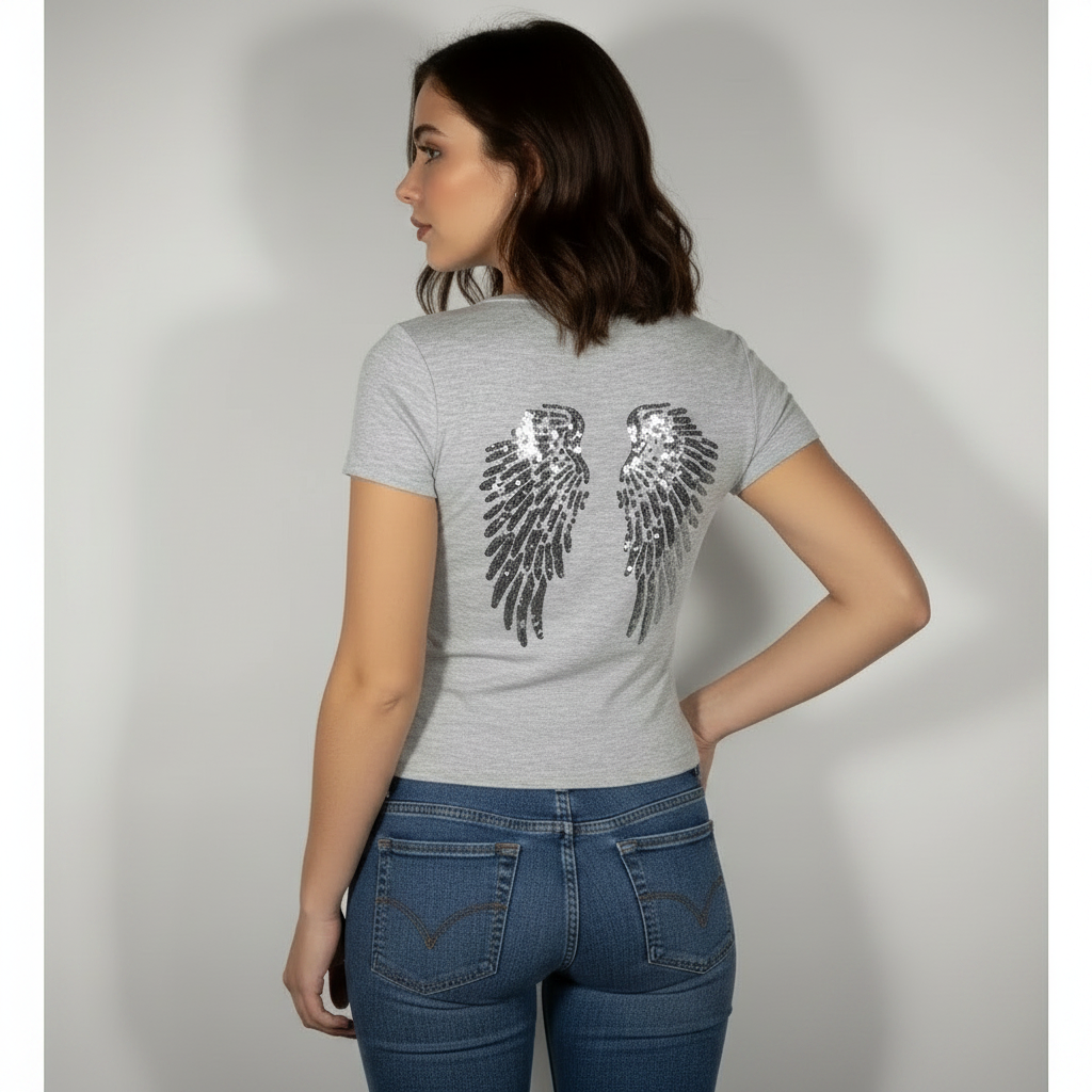 Modell trägt Avelisse Fitted T-Shirt in Grau – Rückansicht mit Pailletten-Engel-Flügeln