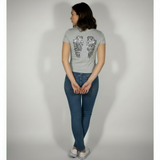 Modell in Avelisse Fitted T-Shirt Grau – weitere Rückansicht der Flügel