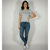 Modell trägt Avelisse Fitted T-Shirt – Frontansicht (cleanes Design)
