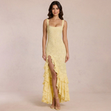 Modell trägt Soléa Gelbes Spitzen-Maxikleid mit Spaghettiträgern, hohem Beinschlitz und Volants am Saum – Frontansicht