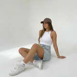 Modell trägt Novéra Denim Bermuda Shorts – Detailansicht der High-Waist-Passform und Vintage Wash