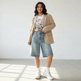 Vayla Denim Bermuda Shorts Damen in Hellblau – Streetstyle-Outfit mit beigem Blazer und Sneakers, Frontansicht