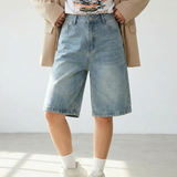 Modell trägt Vayla Denim Bermuda Shorts in Hellblau – Detailansicht des High-Waist-Schnitts mit Knopfleiste