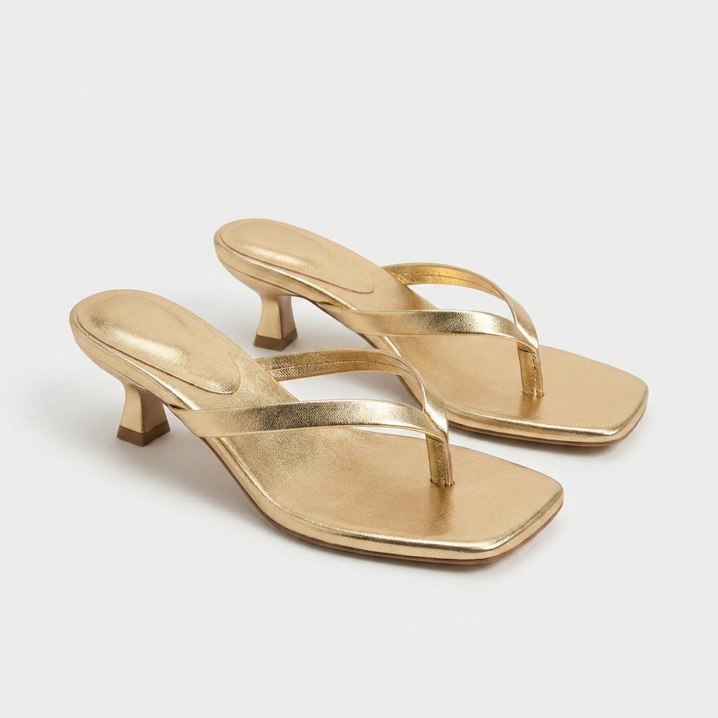 Elegante Kitten-Heel Sandalen Damen – Rosalie von Talaine, getragen am Fuß
