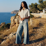 Harper Wide-Leg-Jeans mit doppeltem Taillenbund in heller Waschung am Model
