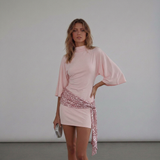 Seralyn Mini-Kleid mit Paillettendetail und Trompetenärmeln am Model