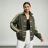 Yúmei Damen-Sportjacke – Sportjacke im Retro-Stil in Olivgrün mit Knopf- und Schlaufen-Details.
