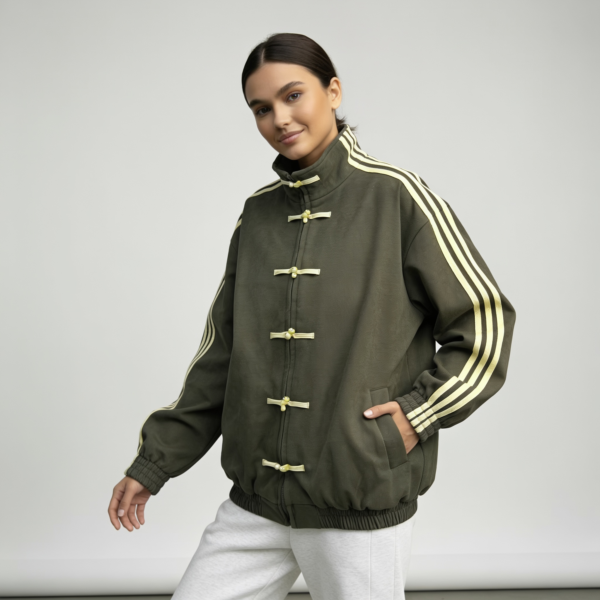 Yúmei Damen-Sportjacke – Sportjacke im Retro-Stil in Olivgrün mit Knopf- und Schlaufen-Details.

