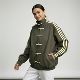 Yúmei Damen-Sportjacke – Sportjacke im Retro-Stil in Olivgrün mit Knopf- und Schlaufen-Details.
