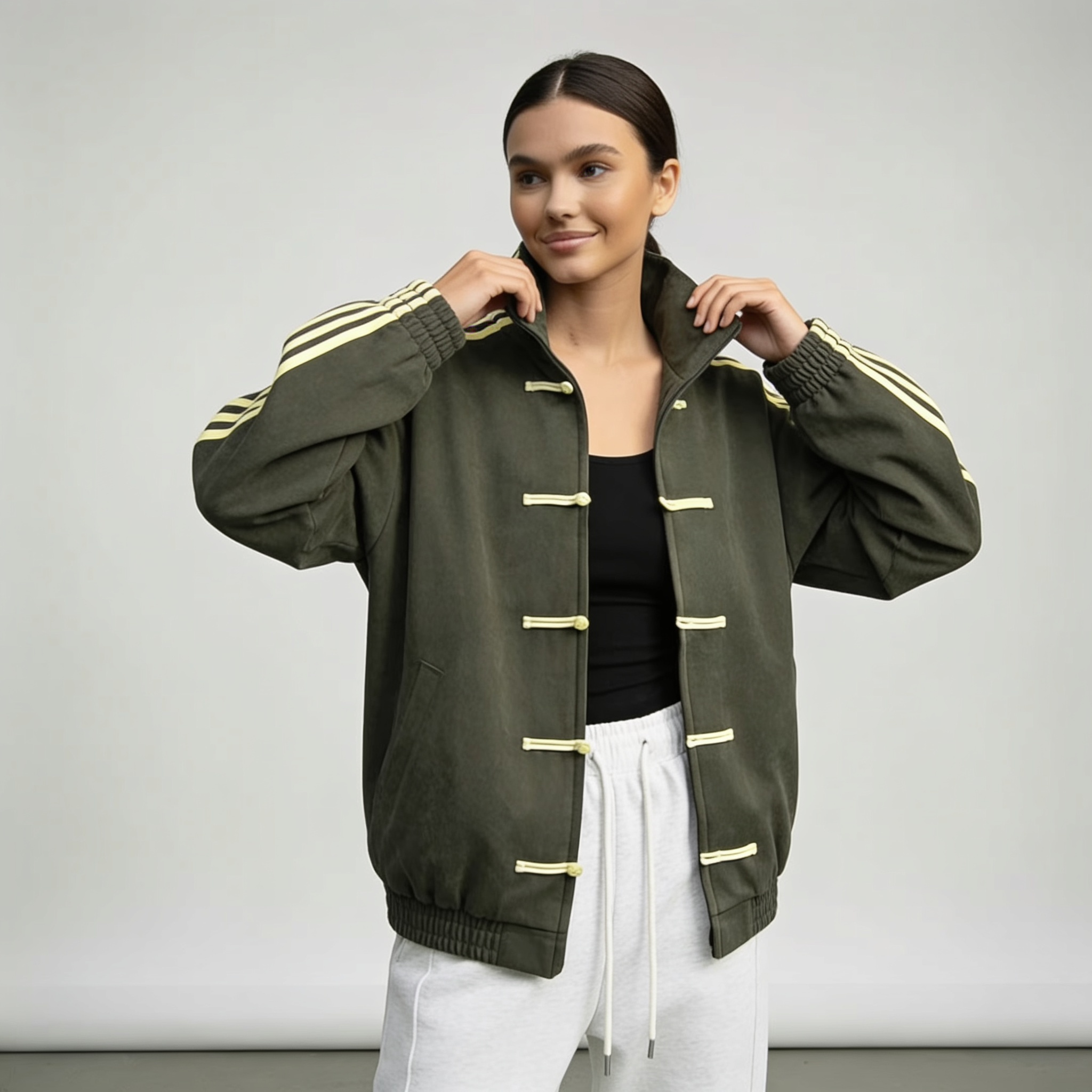 Yúmei Damen-Sportjacke – Sportjacke im Retro-Stil in Olivgrün mit Knopf- und Schlaufen-Details.
