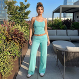 Nyla gestreiftes 2-teiliges Set Damen in Mintgrün mit Wide-Leg-Hose am Modell