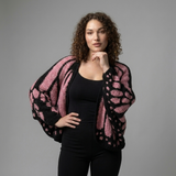 Rosa gestrickter Cardigan mit Schmetterlingsmuster über Rücken und Ärmeln