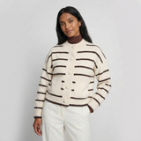 Nélia gestreifte Strickweste in Creme mit dunkelbraunen Streifen und Knöpfen